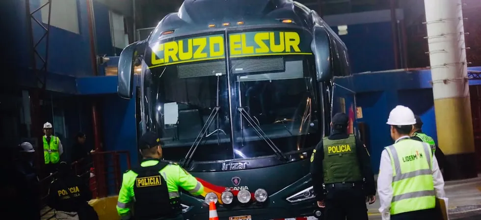 Atacan a balazos bus de la empresa Cruz del Sur en ruta con pasajeros en la Av. Canadá
