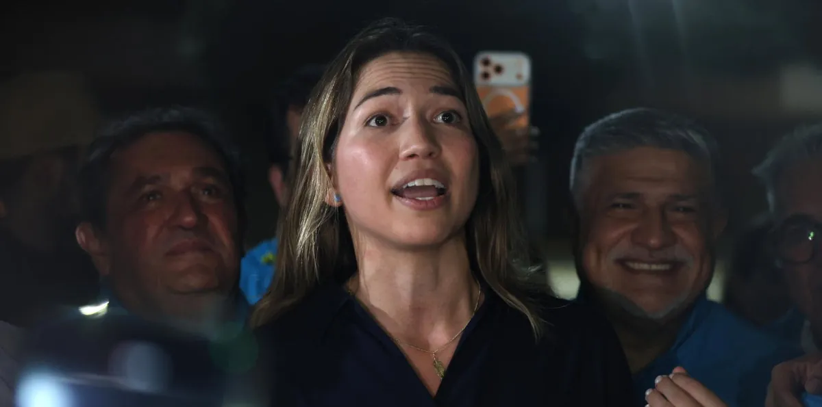 Jefa de comunicaciones de Machado regresa a Venezuela y reaviva la presión por retorno de la líder opositora