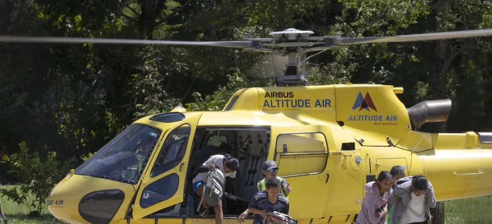 Helicópteros de rescate llegan a puesto fronterizo entre China y Nepal sepultado por riada