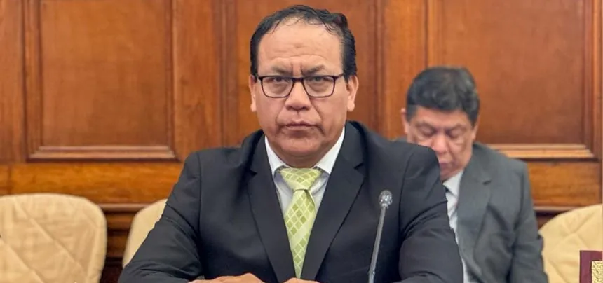 Chats de exasesora parlamentaria implicarían a Roberto Sánchez en un presunto recorte de sueldos
