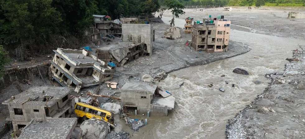 Muertos por avalancha en Nepal y China superan los 750 y sigue búsqueda de más de 3.000 desaparecidos