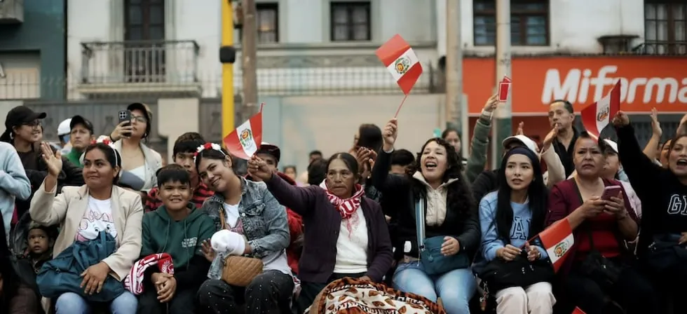 Familias llegan desde la madrugada para presenciar la Gran Parada y Desfile Cívico Militar | FOTOS