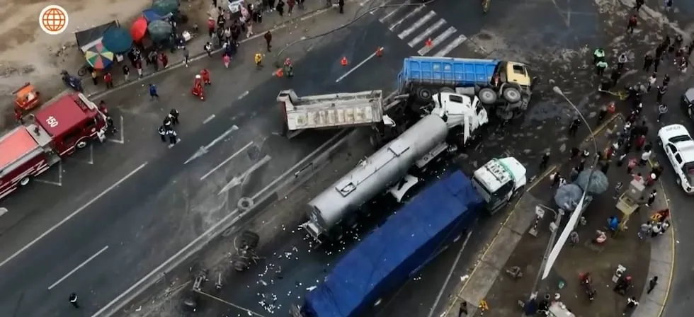 Panamericana Norte: choque múltiple entre camión y varios vehículos deja un muerto y heridos de gravedad en Puente Piedra