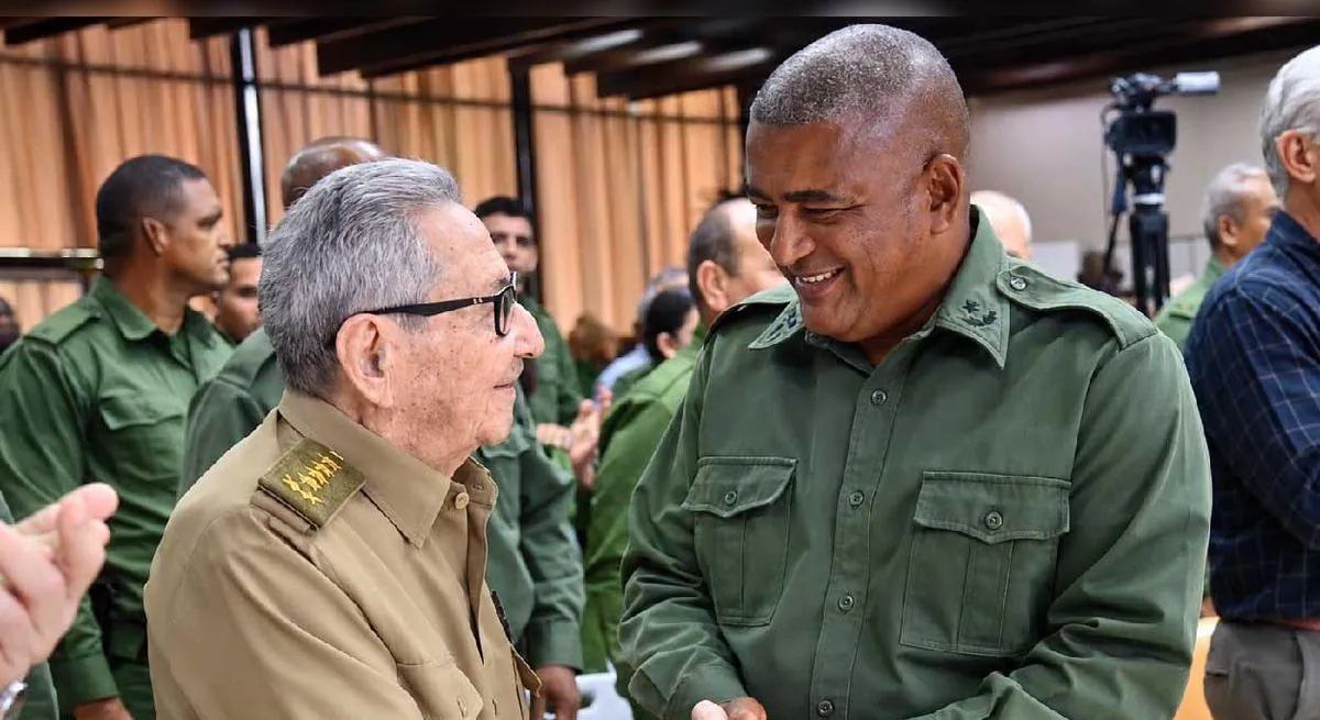Raúl Castro reaparece en un acto militar tras rumores sobre su salud y alerta sobre la crisis que vive Cuba