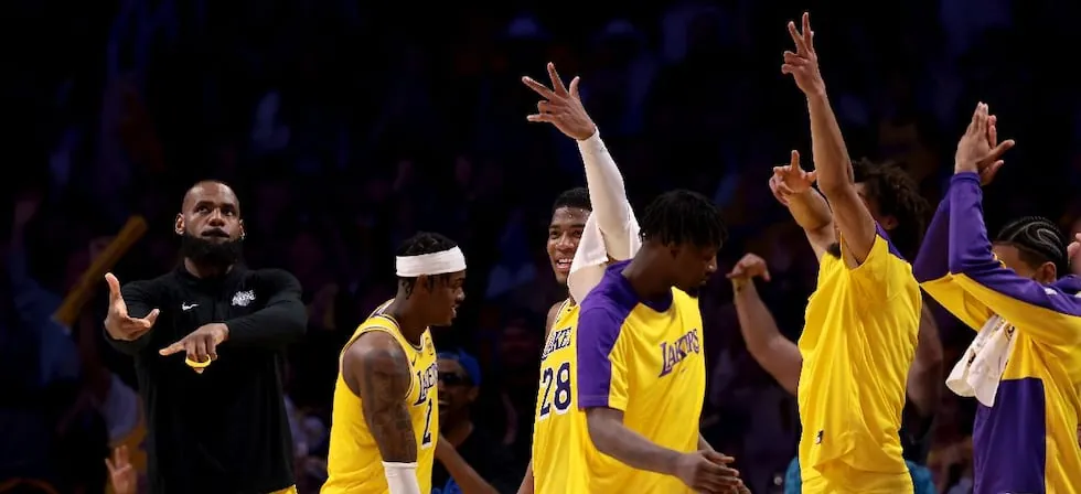 Compran Los Angeles Lakers por cifra récord, ¿quiénes son los nuevos dueños?