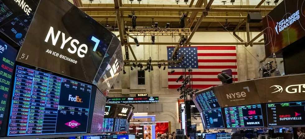 Wall Street cierra en verde, animado por recompra de deuda de EE.UU. y ensayo de Moderna