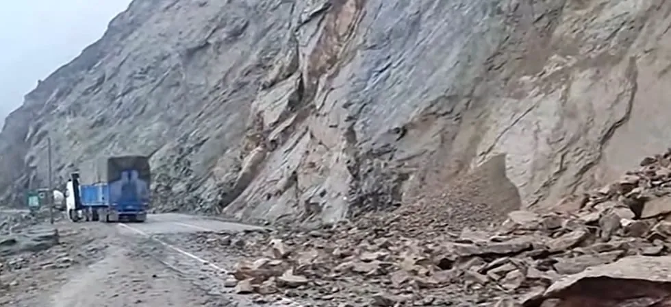 Arequipa: mujer muere al cruzar caminando vía bloqueada por escombros en Atico