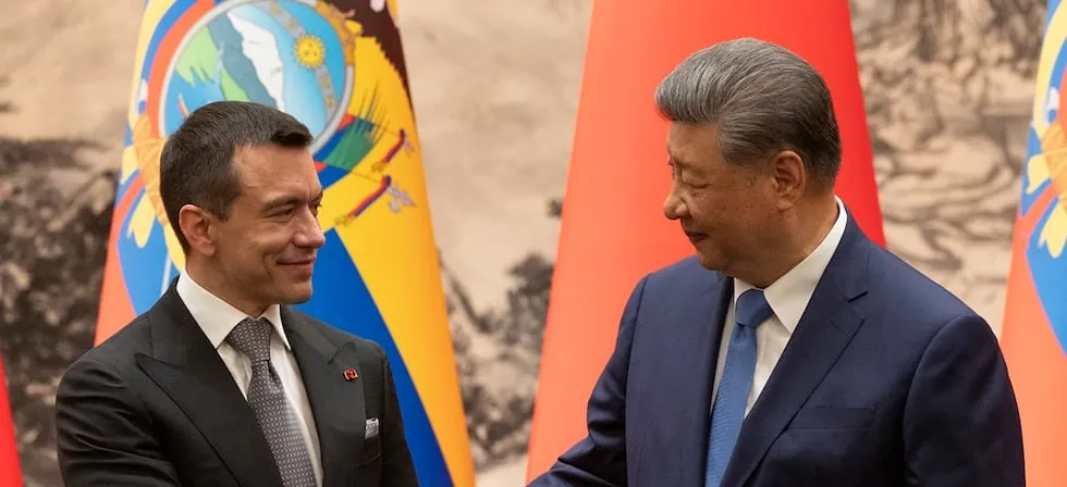 Xi Jinping defiende “independencia” de Latinoamérica al recibir a Noboa en China