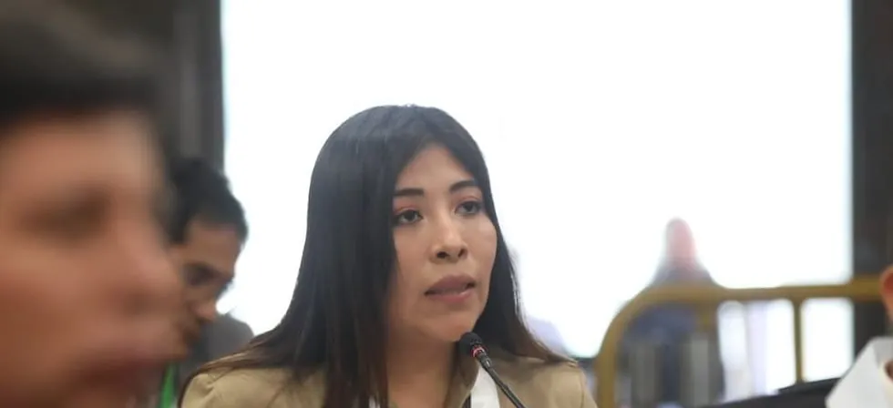 Betssy Chávez: revisarán sus llamadas por presuntas contrataciones de familiares