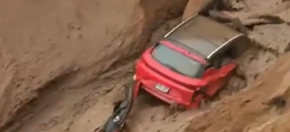 Huaicos afectan la carretera Tacna-Ilo y un vehículo cae en un socavón