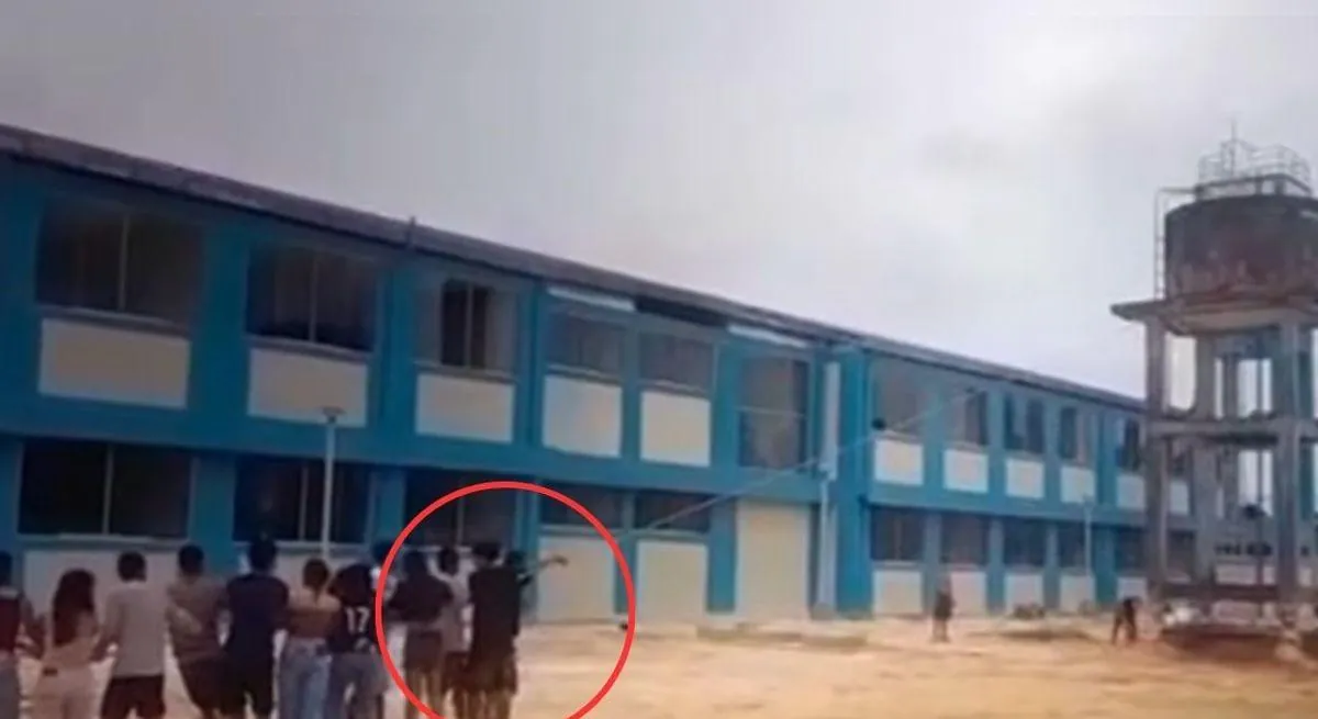 Impactante video previo a la tragedia en Iquitos: escolares jalaban con sogas un tanque de agua antes de que la estructura colapsara