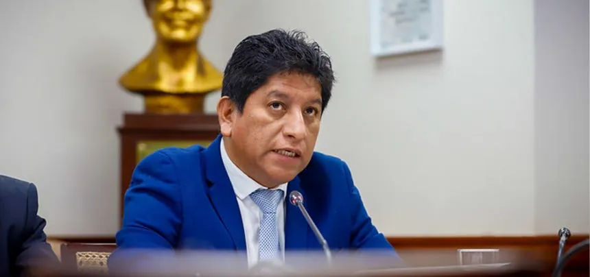 Denuncian presuntas irregularidades en contrataciones y ascensos en la Defensoría del Pueblo tras visitas a Josué Gutiérrez