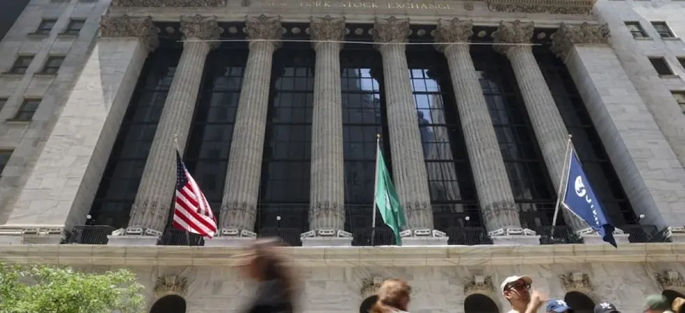 Wall Street abre al alza, mientras bonos a 10 años tocan máximo desde 2023