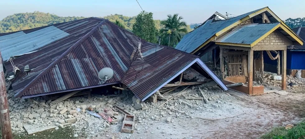 Al menos dos muertos por terremoto de magnitud 7,7 en Indonesia