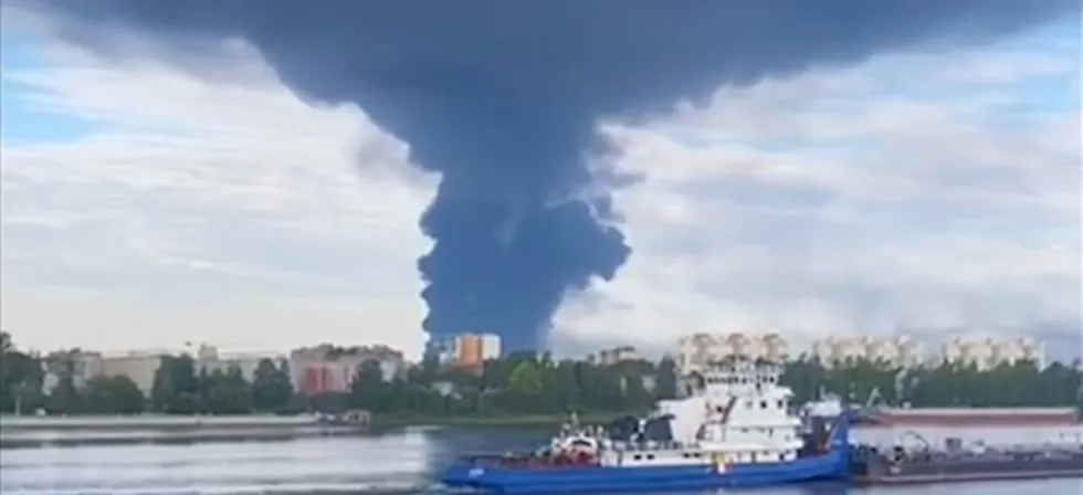 Un muerto y dos sitios petroleros incendiados por ataque con drones en Rusia