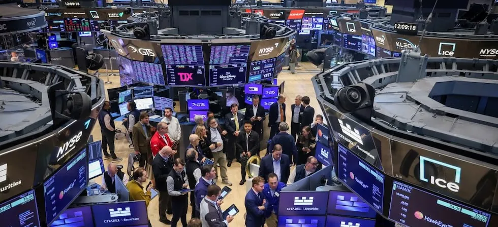 Wall Street se modera y abre mixto tras la bajada del precio del petróleo