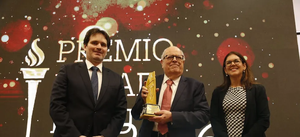 Julio Velarde, presidente del BCR, es reconocido con el Premio Legado