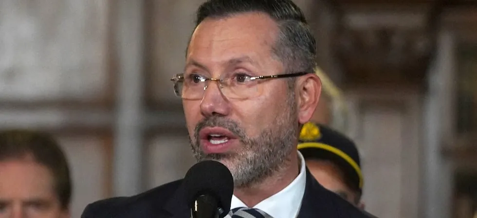 Ministro de Vivienda de Colombia no renunciará por paseo en plena emergencia por terremoto