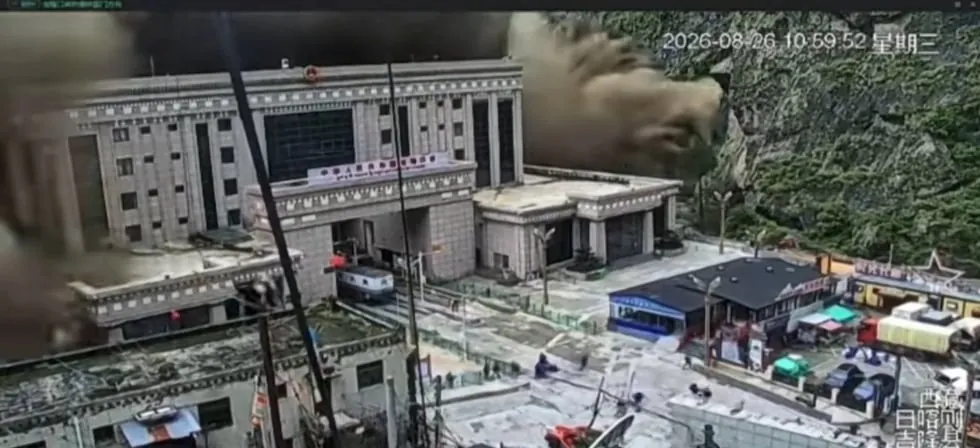 El aterrador momento en el que la masiva inundación arrasa el cruce fronterizo entre el Tíbet y Nepal | VIDEO