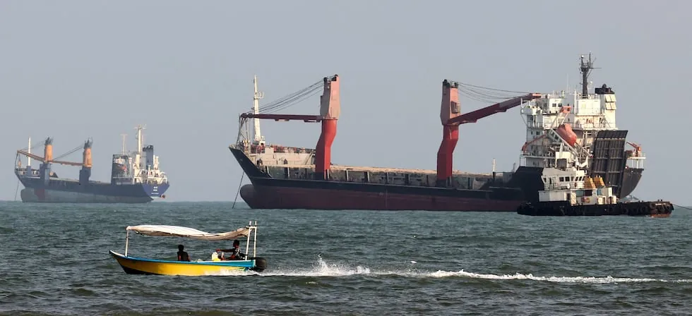 Estados Unidos logra sacar del estrecho de Ormuz 18 millones de barriles de petróleo en pleno bombardeo, según CNN