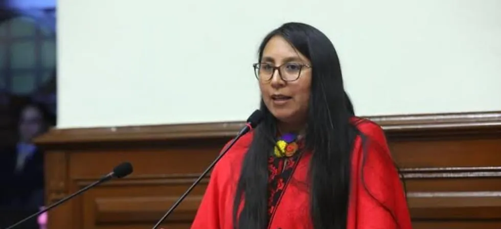 Ruth Luque pide investigar presuntos recortes salariales revelados en chats de exasesora de Roberto Sánchez