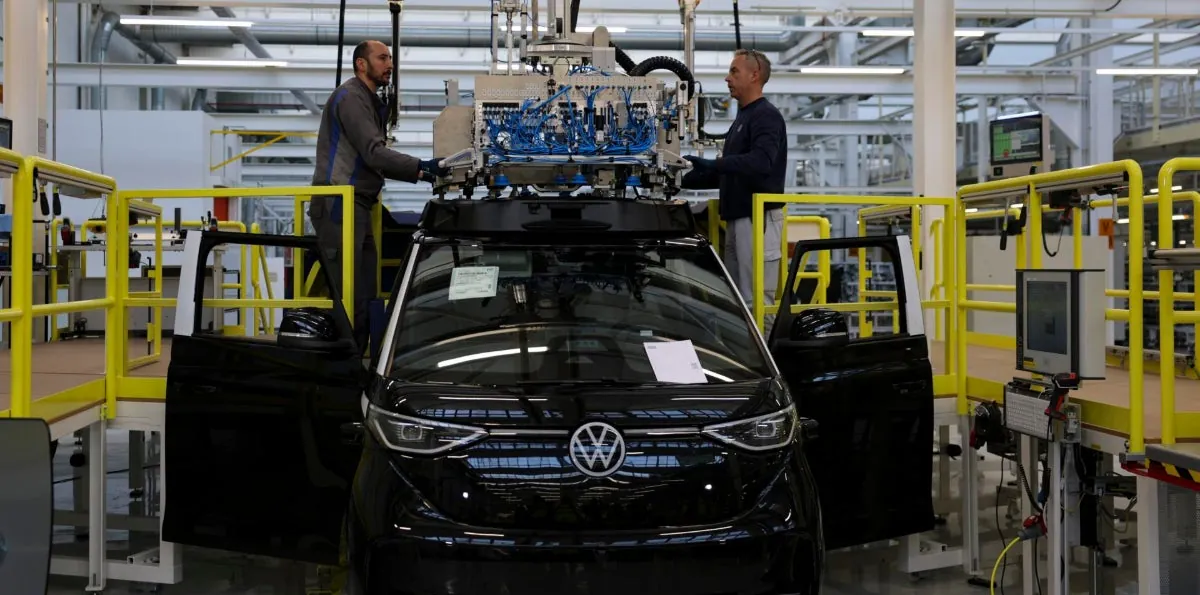 Volkswagen duplica el recorte de empleos a 100 000 en total hasta 2030