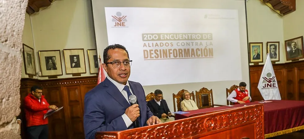 Pleno del JNE debatirá si alcaldes que postulan como primeros regidores pueden recibir credenciales, anuncia Roberto Burneo