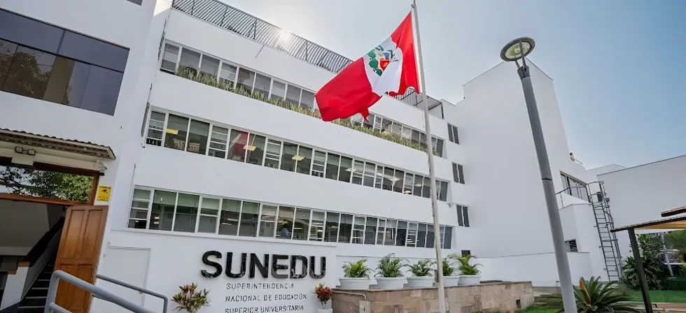 Sunedu sanciona a la UTEA y otorga licencia a la Universidad Científica del Perú