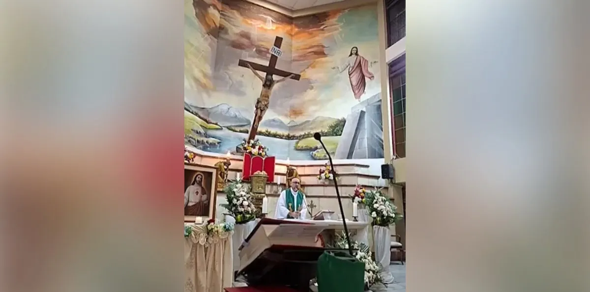 Un sacerdote muere en Ecuador tras caerle una cruz en una misa transmitida en directo [VIDEO]