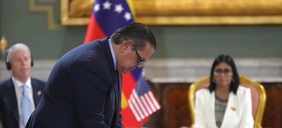 Venezuela firma acuerdos con Chevron y Eni en presencia del secretario de Energía de EE.UU.
