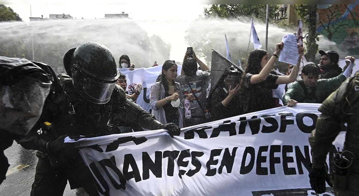 Estudiantes marchan en Chile contra posibles recortes a la educación pública durante el gobierno de Kast