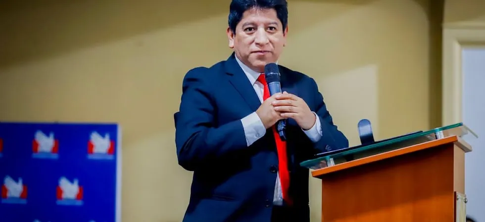 Defensor Josué Gutiérrez pide disculpas por declaraciones sobre eventual cierre del Congreso