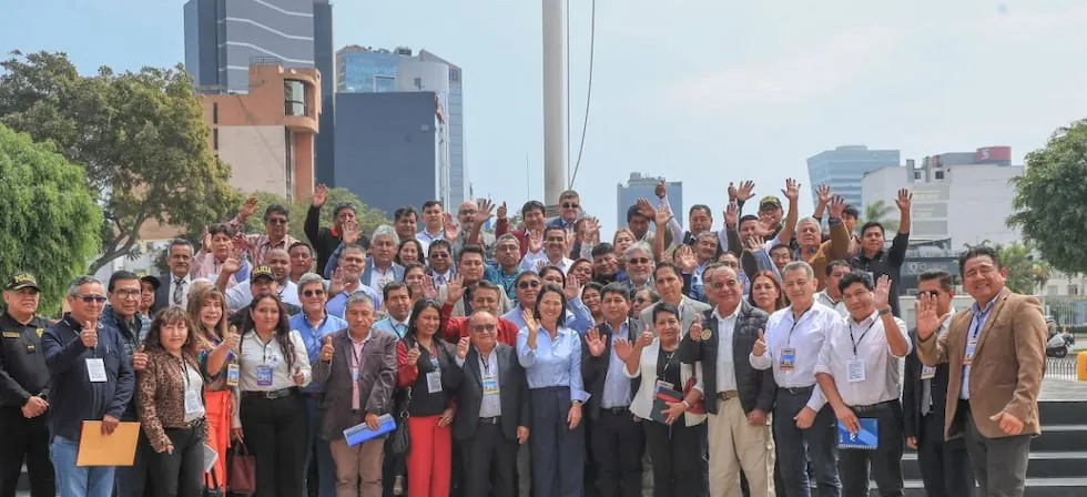 Gremios de transportistas descartan paro anunciado para el martes 25 tras reunión con presidenta Keiko Fujimori