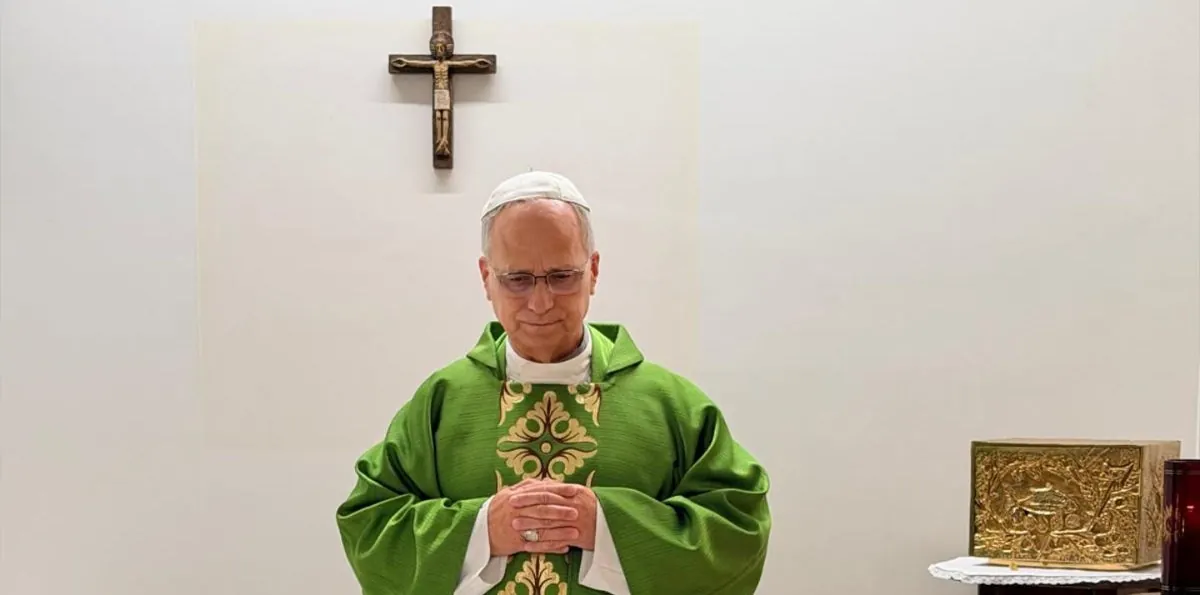Primeras fotos del papa León XIV tras su operación: oficiando misa con su secretario peruano