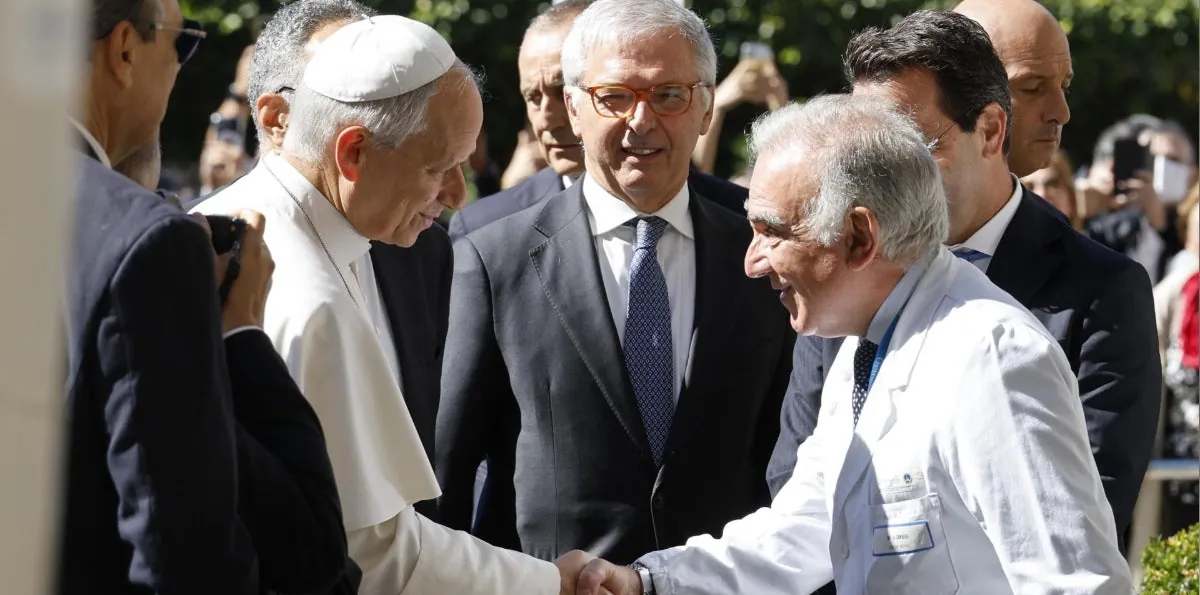 El papa León XIV llegó al hospital Gemelli donde esta tarde será operado de un nódulo pulmonar