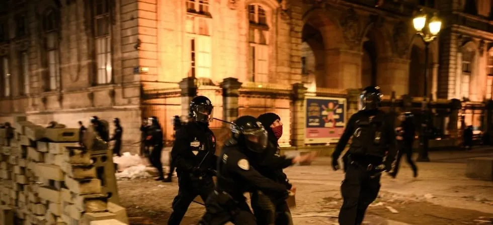Los detenidos en las protestas en Francia ascienden a 2.000 con 600 agentes heridos