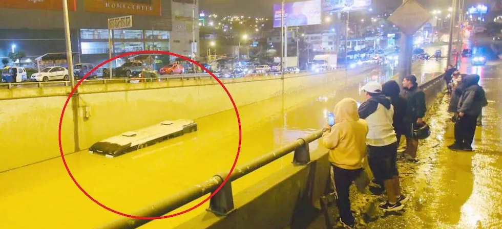 Bus queda atrapado en bypass inundado por lluvias en Villa María del Triunfo