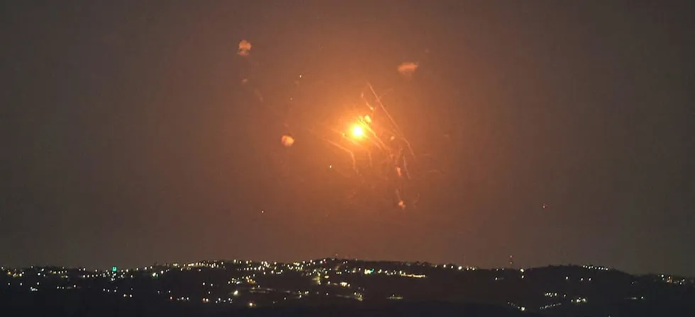 Irán ataca dos buques y bases de Estados Unidos en Jordania y una decena de barcos en el estrecho de Ormuz