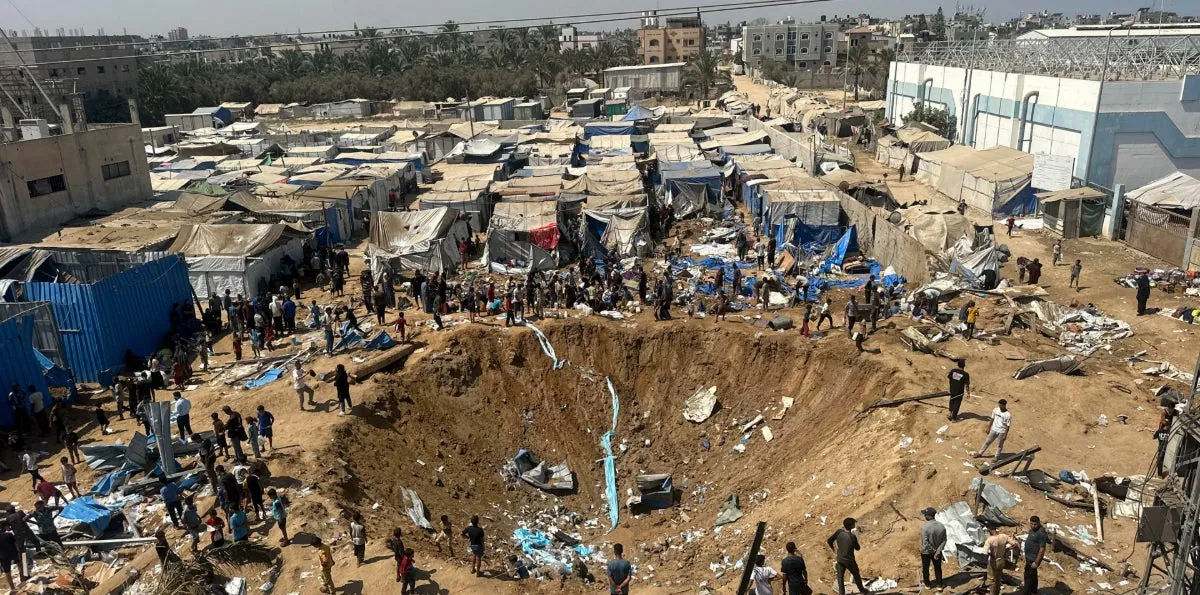 Israel sigue atacando Gaza y causa un cráter gigante tras bombardear un campamento [VIDEO]