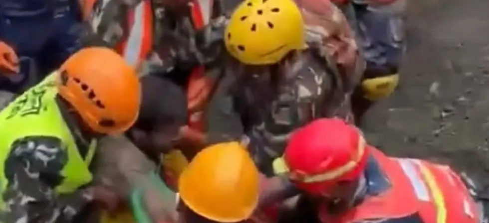 Rescatan con vida a dos trabajadores de un túnel diez días después de la riada en Nepal | VIDEO