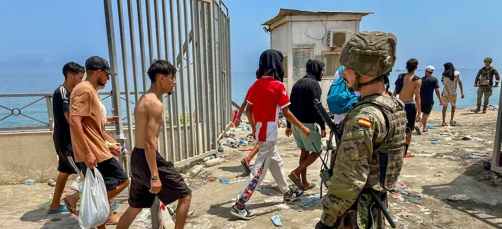 En Ceuta, un viaje de ida y vuelta para los migrantes, agotados y sin esperanza