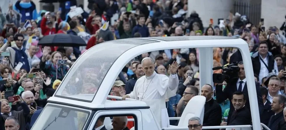 Papa León XIV retoma sus actividades y vuelve al papamóvil tras su operación