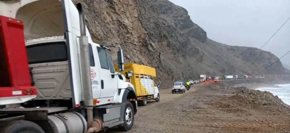 Arequipa: se reanuda tránsito de manera restringida en la Panamericana Sur tras derrumbe