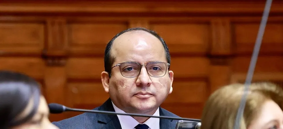 Aldo Bravo descarta retirar proyecto sobre “apología al delito” pese a críticas de gremios periodísticos