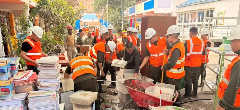 Lluvias en Perú: Ejército apoya al Minedu en recuperación de colegios afectados por inundaciones en Lima Sur