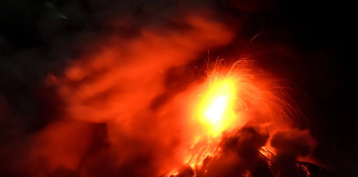 Evacúan en Guatemala a dos aldeas ante aumento de erupciones del volcán de Fuego [VIDEO]