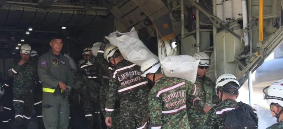 Ejército de Colombia despliega más de 180 rescatistas para buscar víctimas entre escombros tras terremoto
