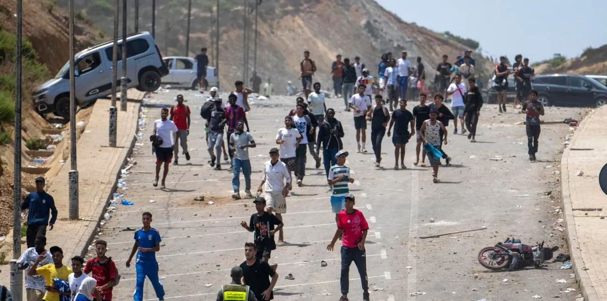 Miles de migrantes regresan a Marruecos tras una noche de violencia en la frontera