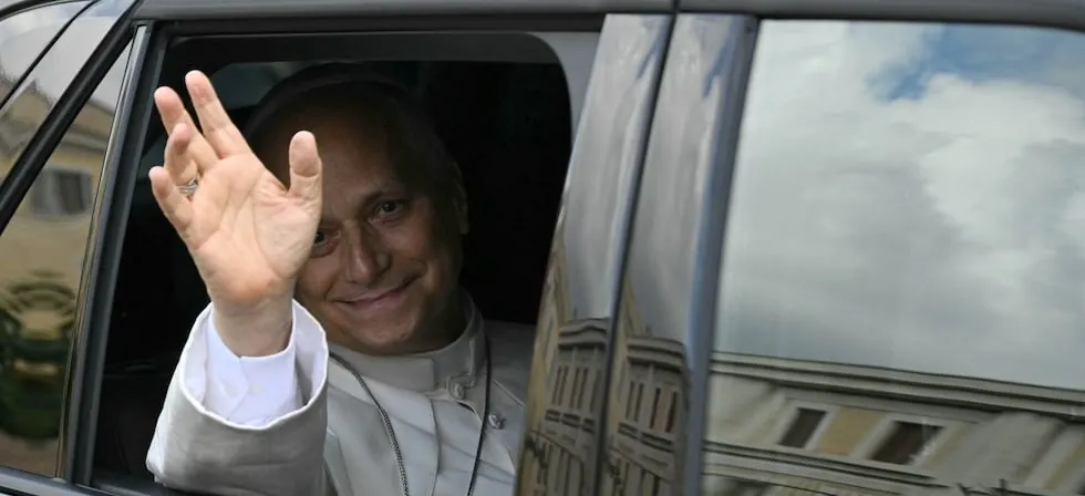 Papa León XIV regresa al Vaticano tras ser operado de un cáncer de pulmón