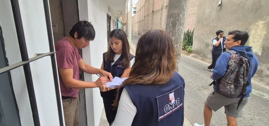 La Molina: ONPE entrega credenciales a miembros de mesa para las elecciones